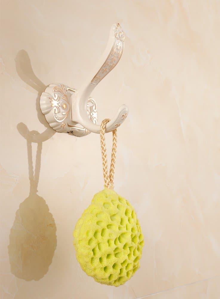 PLUMBAGO HOME European Antique Carved Coat Hook Ivory Gilt Painting Bathroom Accessories Double Robe Hook