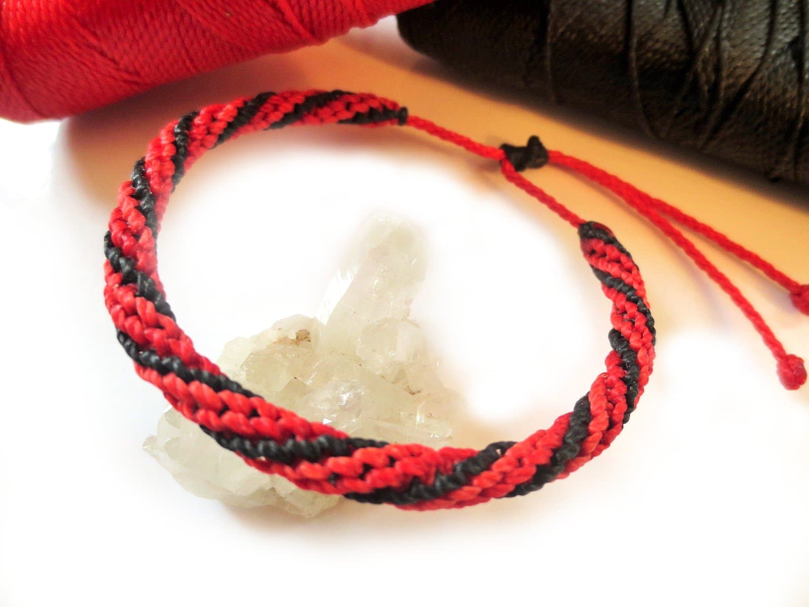 Red and Black Friendship/Love/Surf/Bohemian/Unisex Semi-rigid Round Bracelet Handmade in Macrame/Macramé and Adjustable