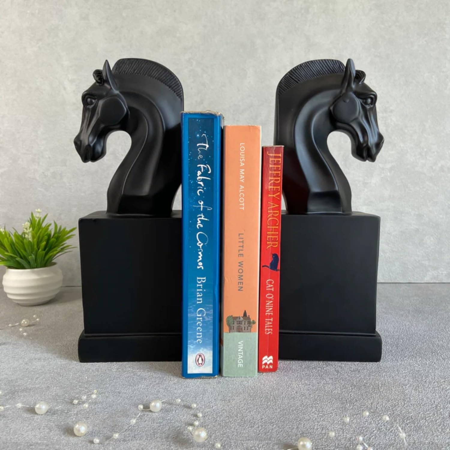 Karigaari India Elegant Black Horse Head Figurine | Resin Decorative Statue | Home & Office Dcor | Modern Minimalist Design (Set of 2)