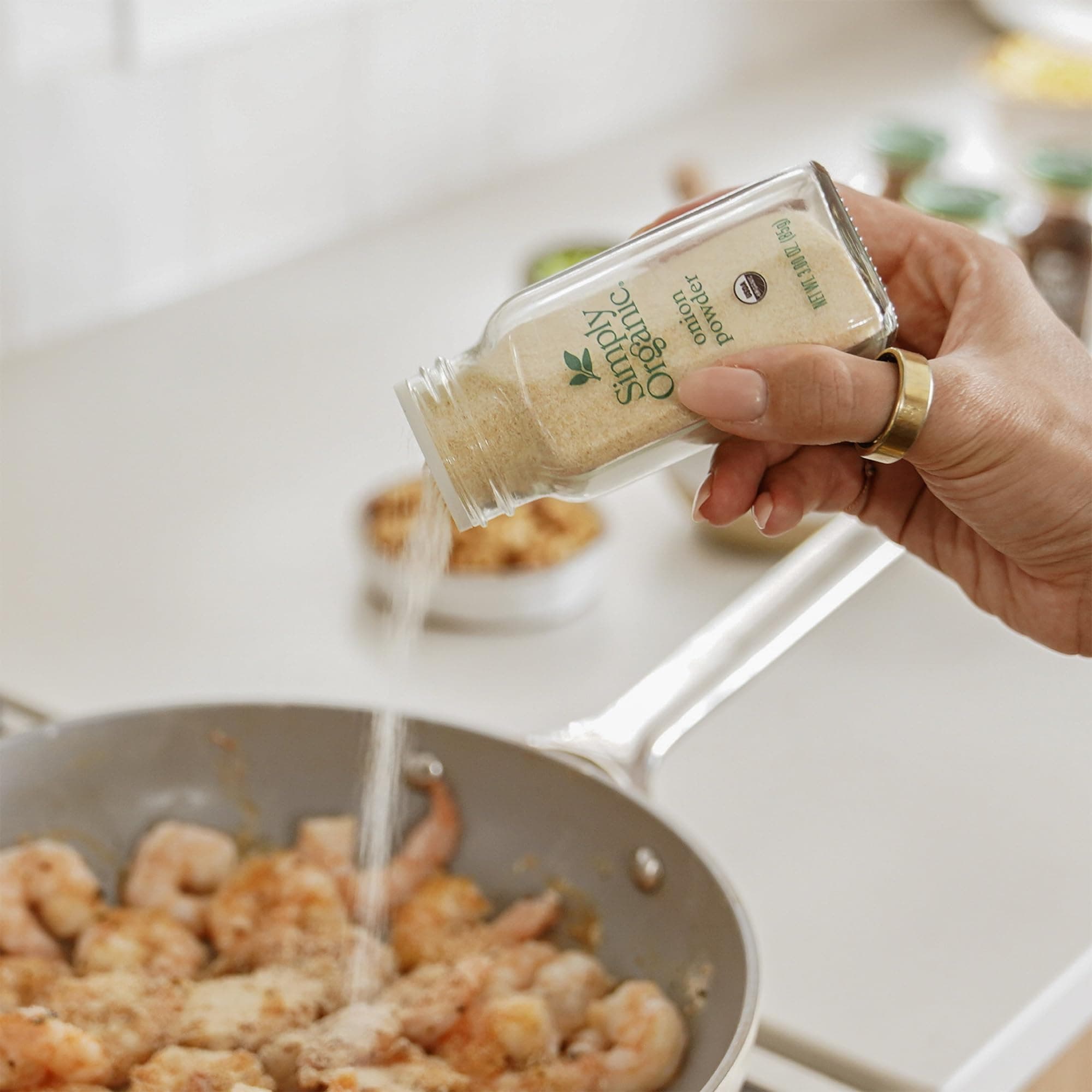 Simply Organic White Onion Powder, 3-Ounce Jar, Organic US Grown Onions, Real Onion Taste Without The Tears, Kosher, Non GMO.