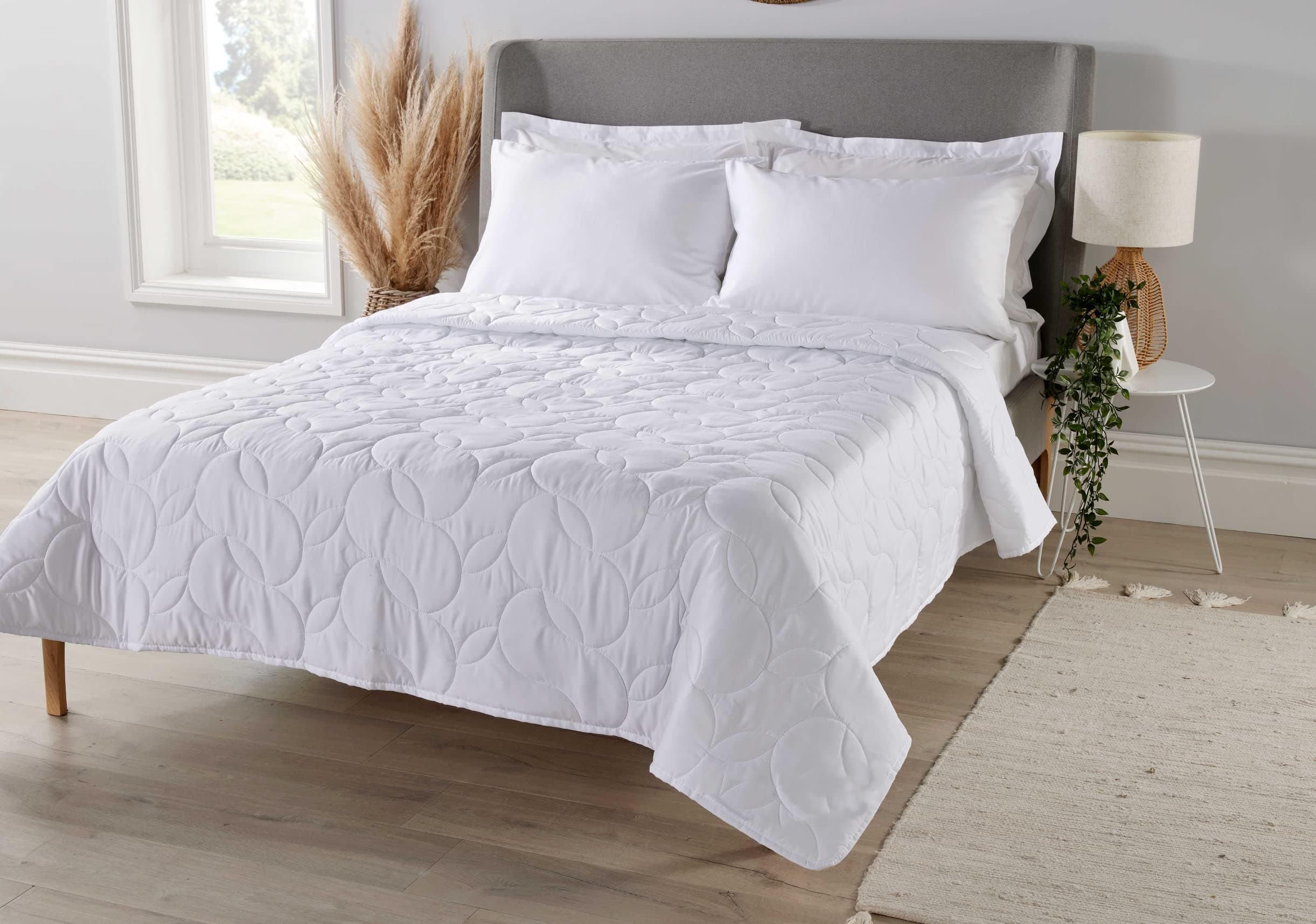 Diana Cowpe The Duvet & Pillow Company SUPER KING SIZE 2.5 TOG DUVET Summer Duvet Lightweight | Hotel Quality Bound Edges | Helps with Menopausal Night Sweats | MADE IN UK
