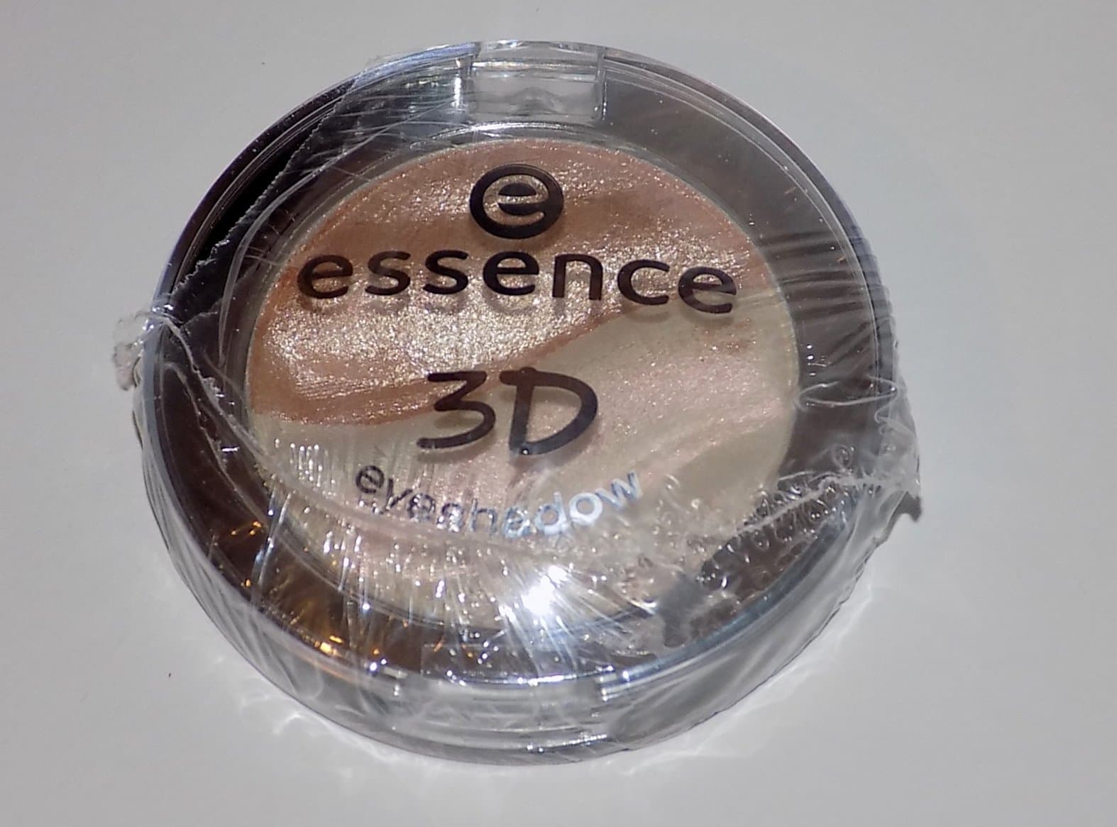 Essence 3D Eyeshadow, 08 Irresistible Vanilla Latte, 2.8g