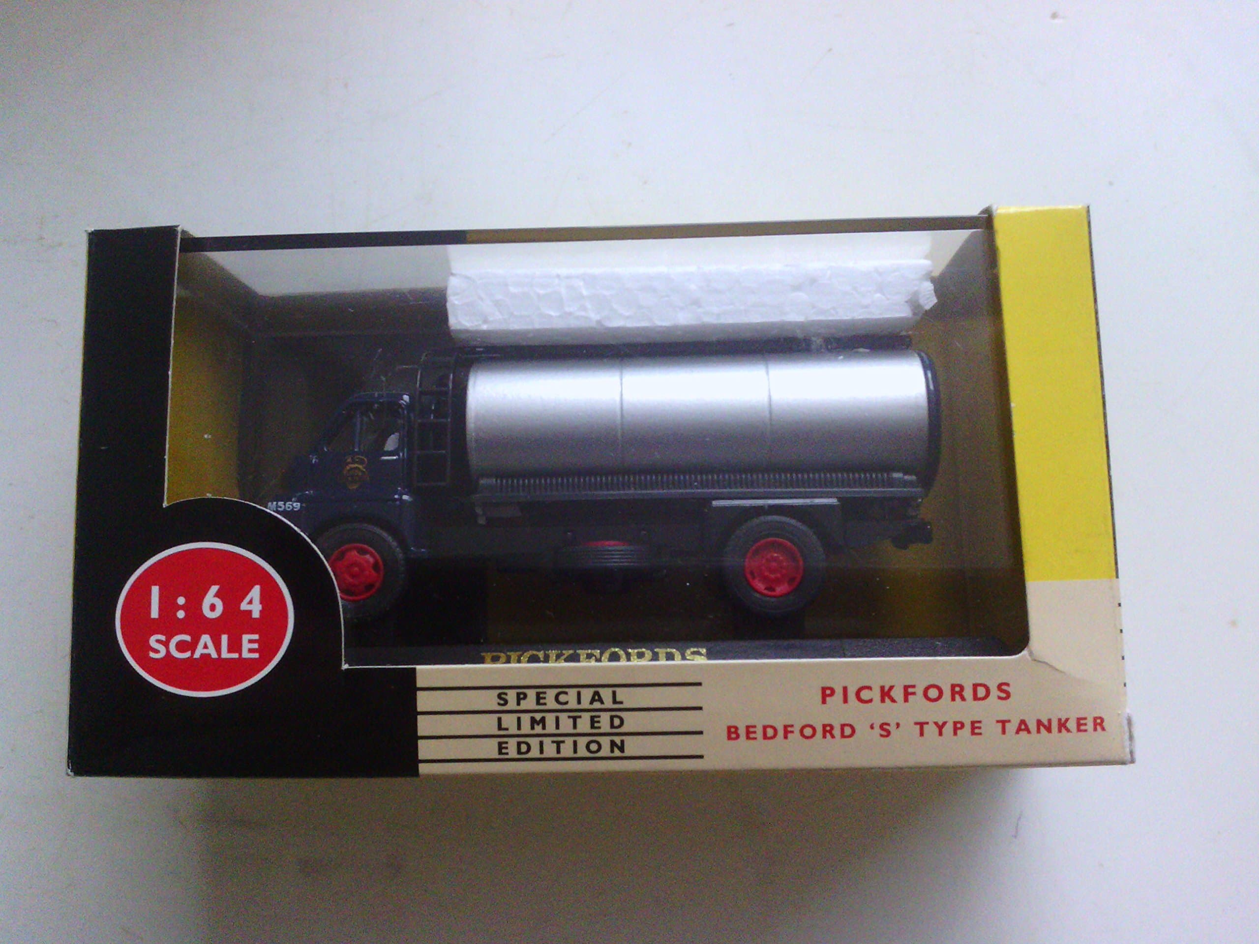 LLEDO VANGUARDS 1/64 SCALE MADE IN ENGLAND SPECIAL LIMITED EDITION NUMBER 5023 OF 7500 DISTRIBUTED WORLDWIDE PICKFORDS BEDFORD S TYPE TANKER MODEL MINT MINOR SHELF WEAR TO BOX AS SEEN IN PHOTOS